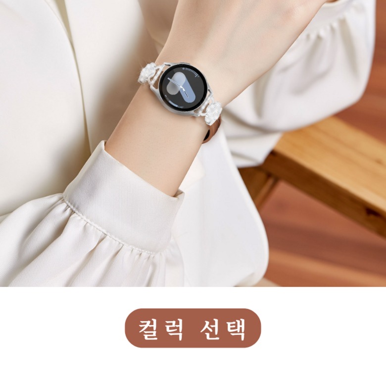 가죽 스트랩과 장식 조합 상세 이미지